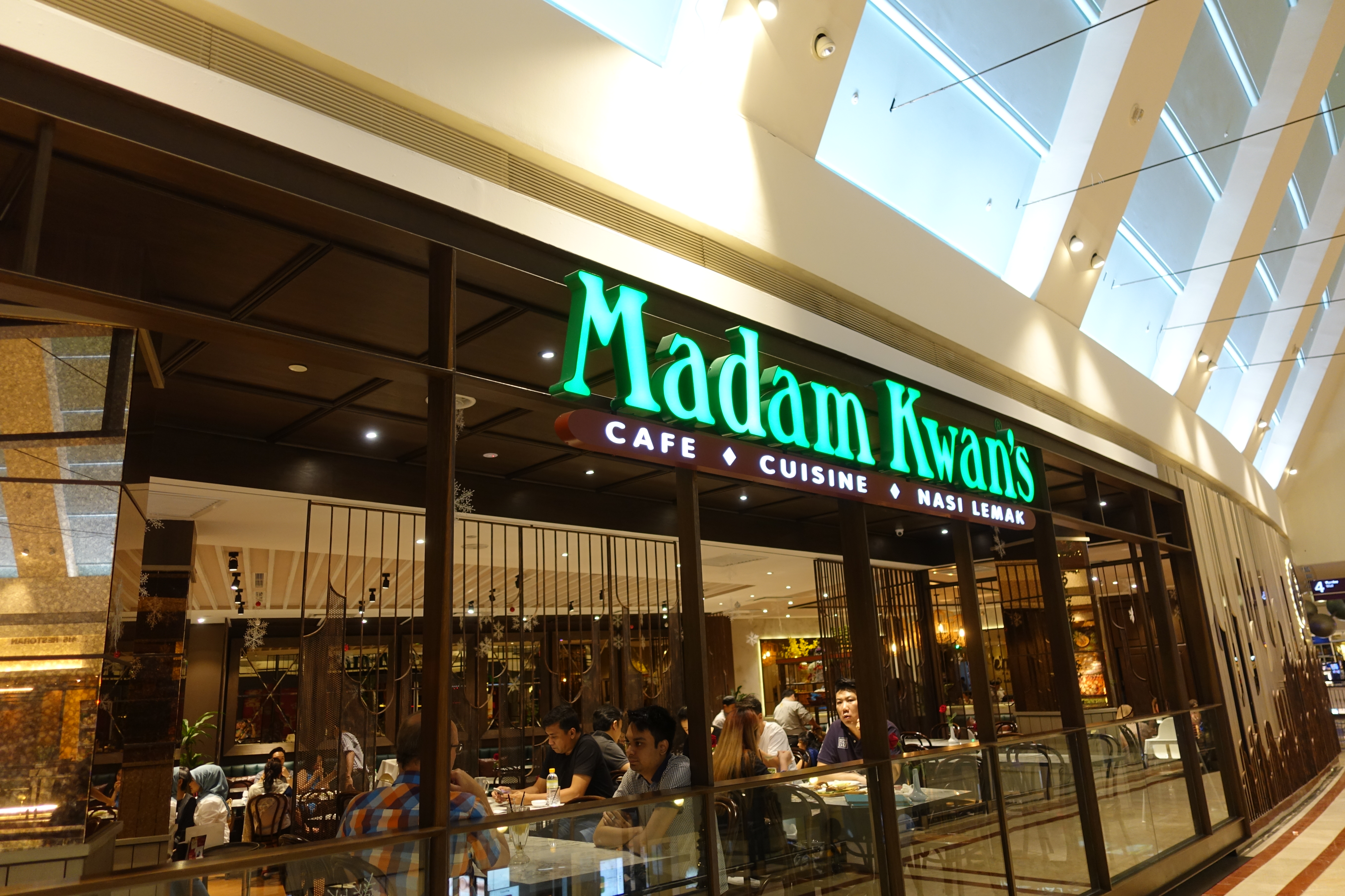 クアラルンプールで評判の高いMadam Kwan’sでマレー料理を食す