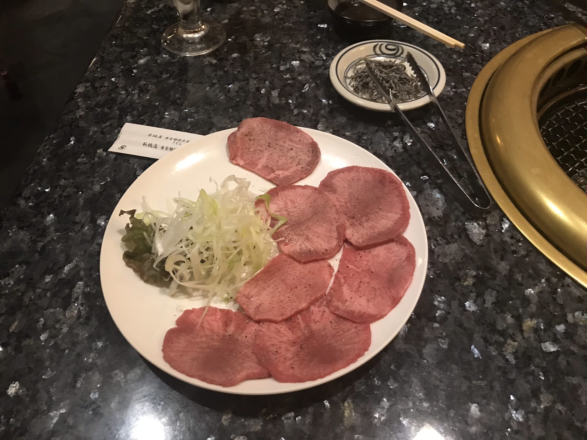 赤坂の焼肉屋「草の家」はレトロな雰囲気、北朝鮮のお店に来たかと思ったよ