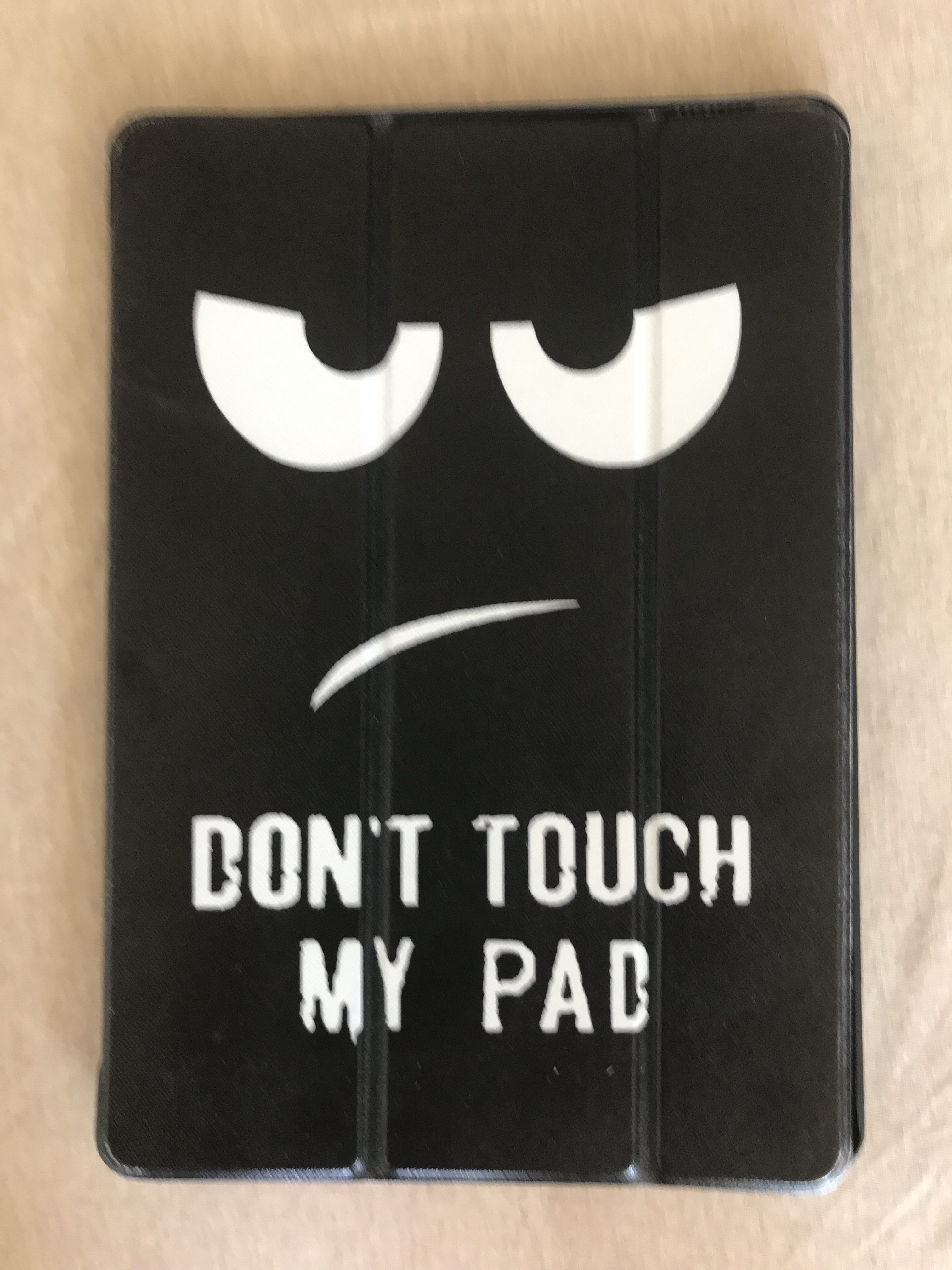 外国の旅先で必ず笑いのとれるiPadケースは「Don’t Touch My Pad」ケースの一択のみ