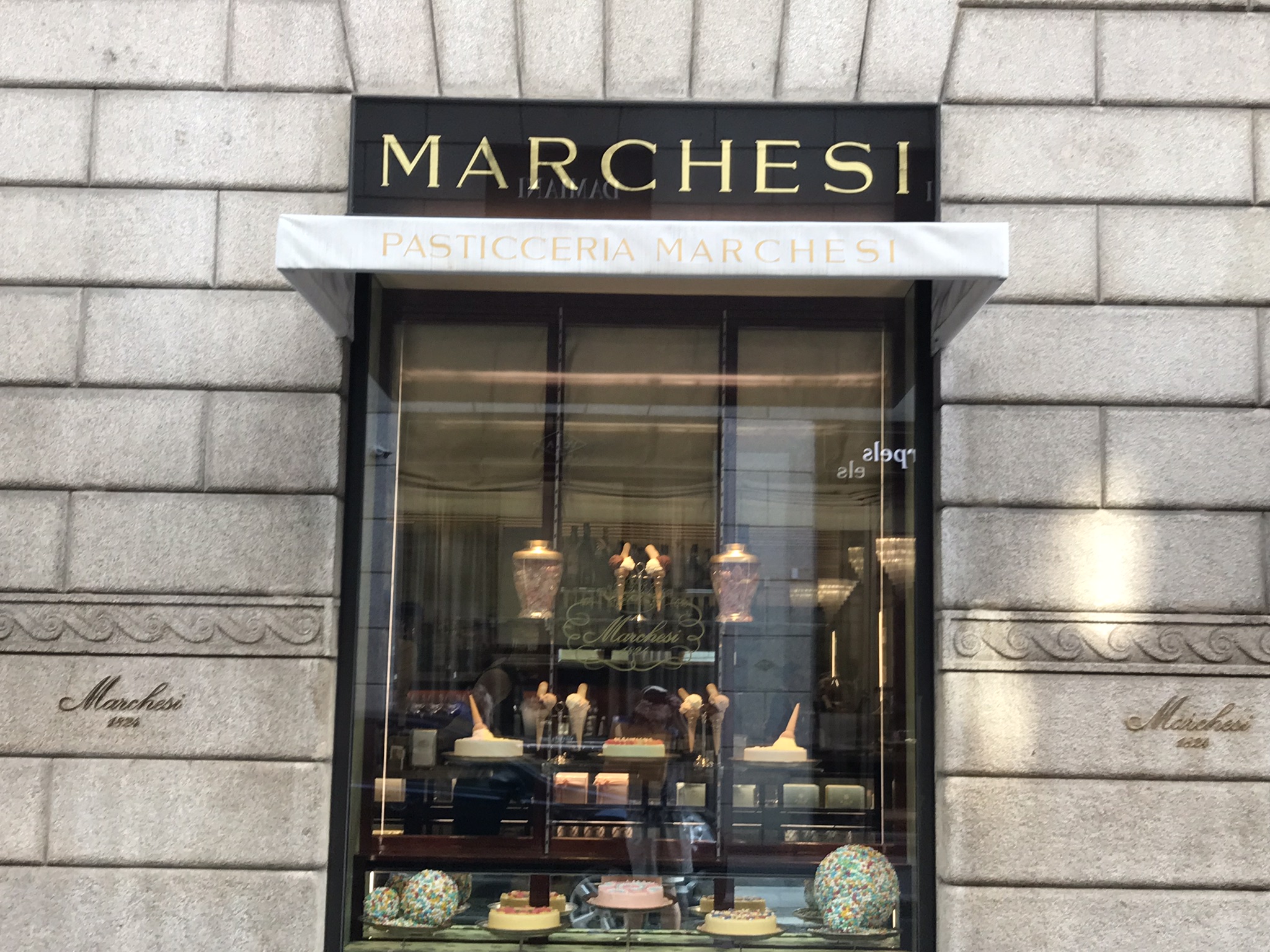 ミラノの老舗カフェ「PASTICCERIA MARCHESI」はプラダがオーナー、お金持ちそうなアラブの人で一杯