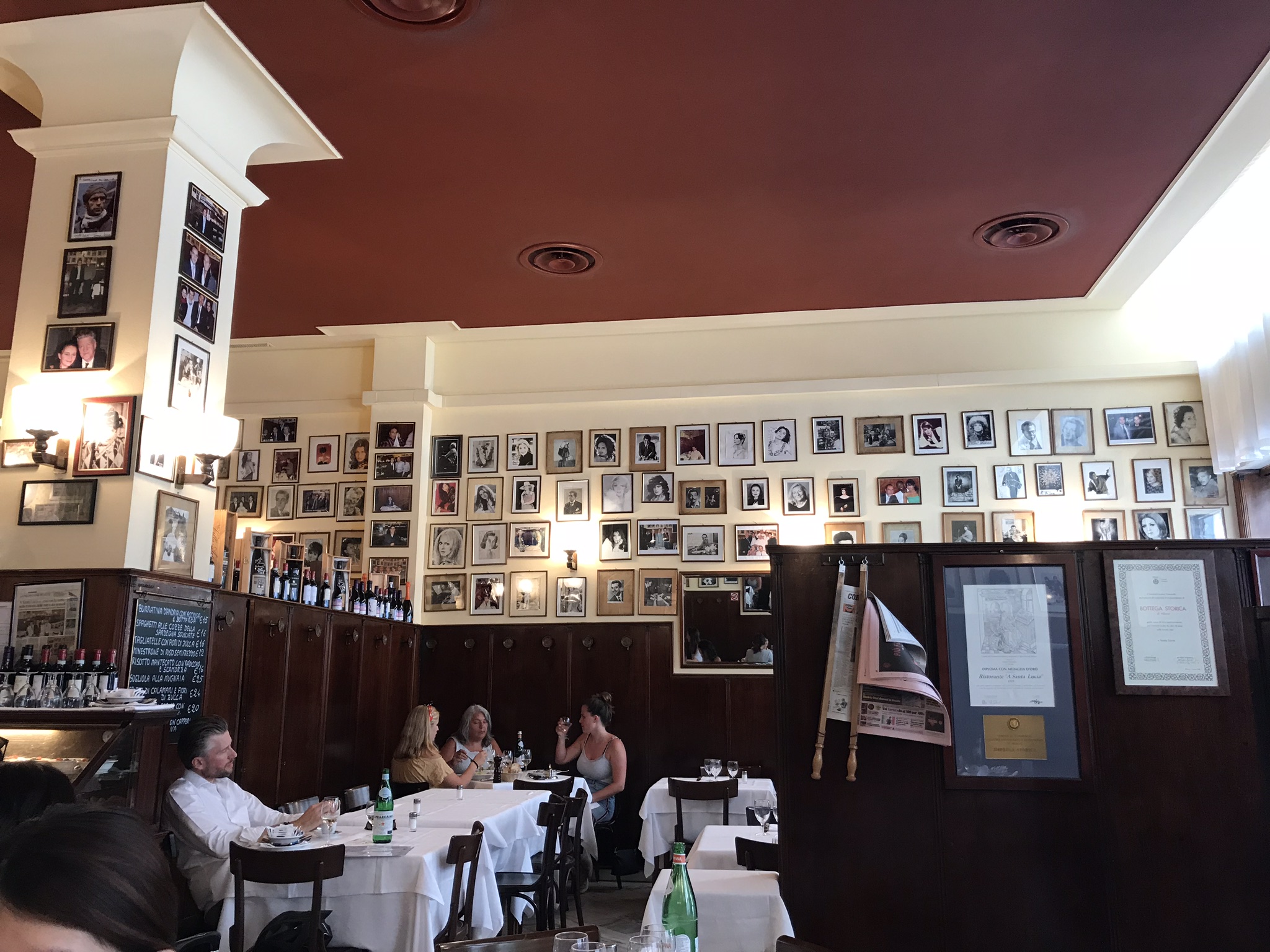 ミラノのドゥーモ近くの「A Santa Lucia Ristorante」は深い歴史がありそうで、マンマの味