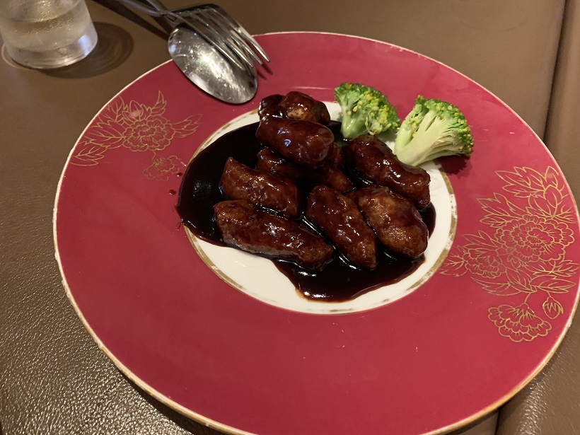中国飯店系列の小天地で久しぶりの黒酢の酢豚。ここは、得意料理に限定して注文すること