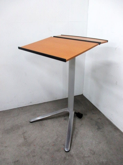 ヤフオクでウィルクハーン（Wilkhahn）のモバイルデスクがたたき売りされていた。そして、思わずポチッ