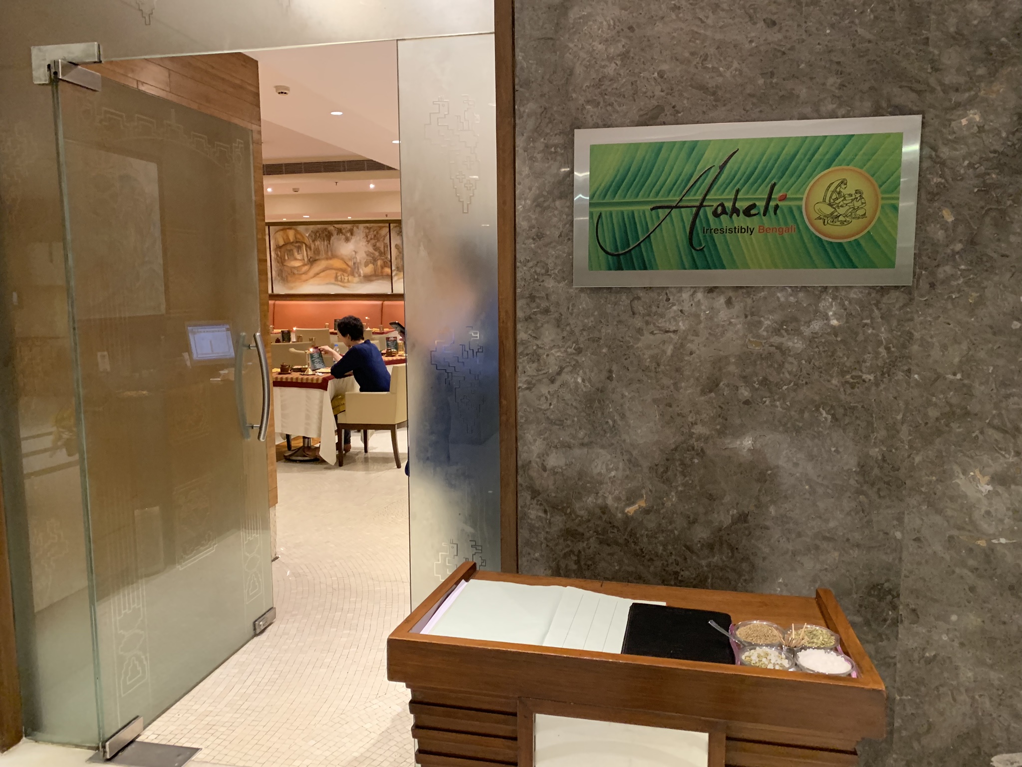 コルカタのベンガル料理の人気店「アーヘリ」。ベジもノンベジのターリーも食したが、食べに行く必要はない