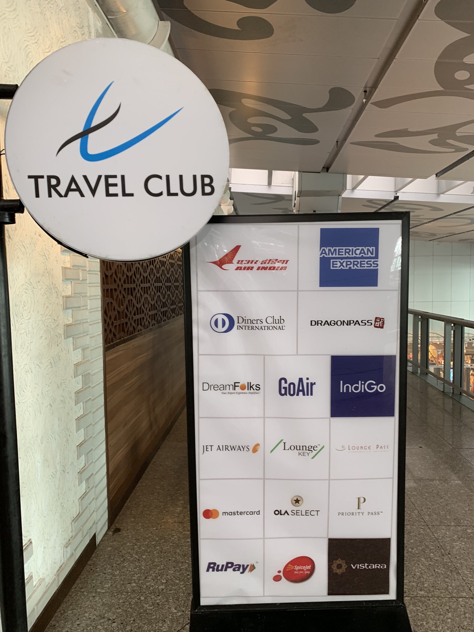 コルカタ空港のラウンジはエアサイドの「TRAVEL CLUB」。プライオリティパスで入室可能だが、やっぱりアルコールは有料