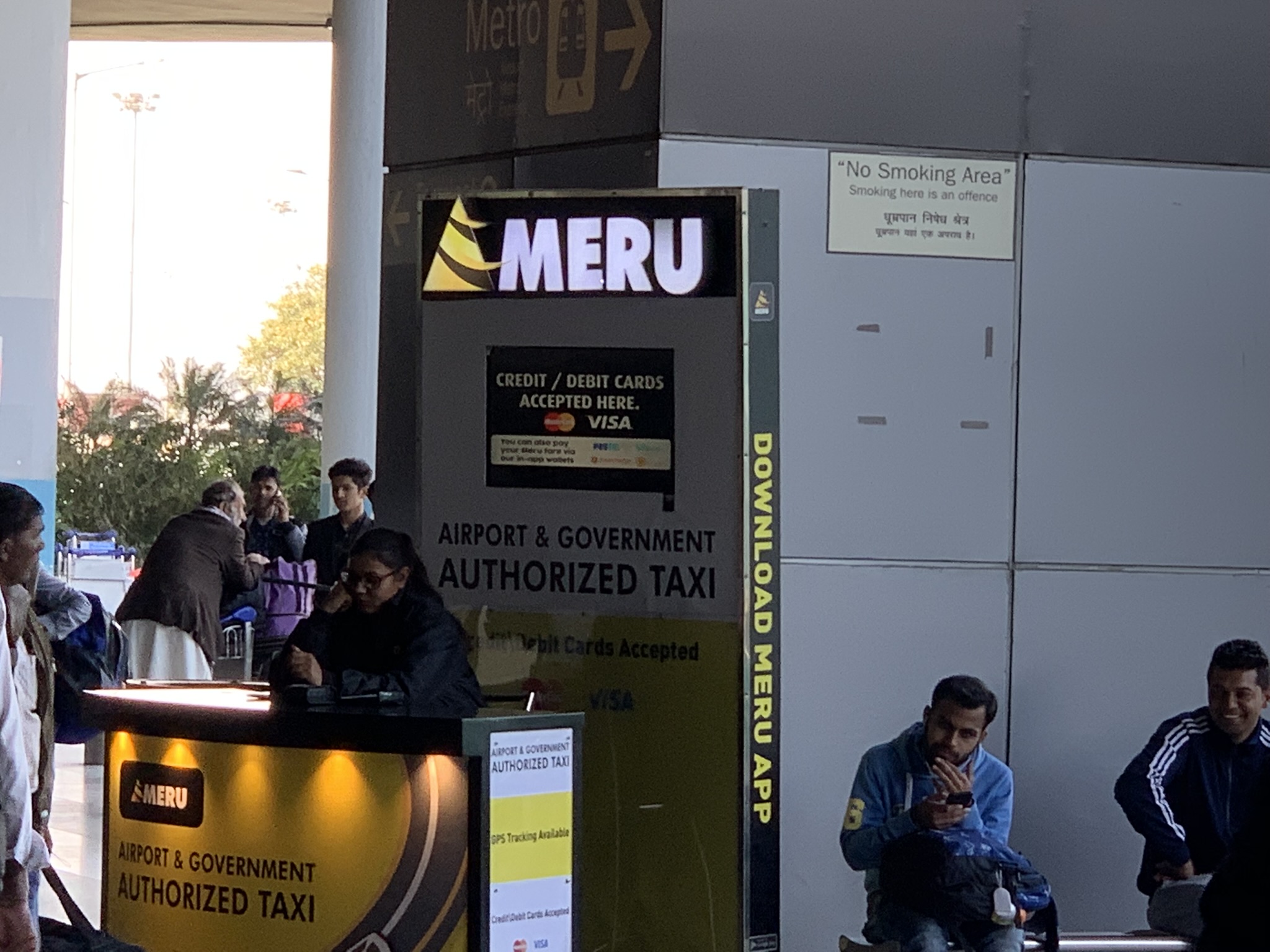 デリーのインディラ・ガンディー空港ではMERUキャブタクシーを使うこと、快適に利用できるよ