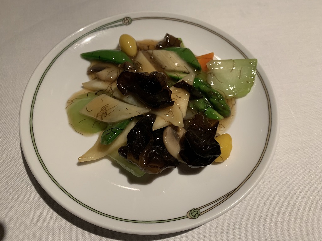 何と2週続けて中国飯店 六本木店へ。里芋の葱油炒めに再度ノックアウトされ、黒いチャーハンに感涙の雨。野菜うま煮は卒倒もの