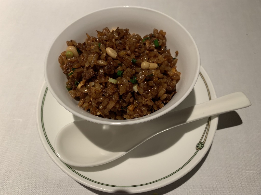おそらく平成最後の中国飯店。今日もド定番の単品メニューで大満足。締めはやっぱり「黒いチャーハン」で。