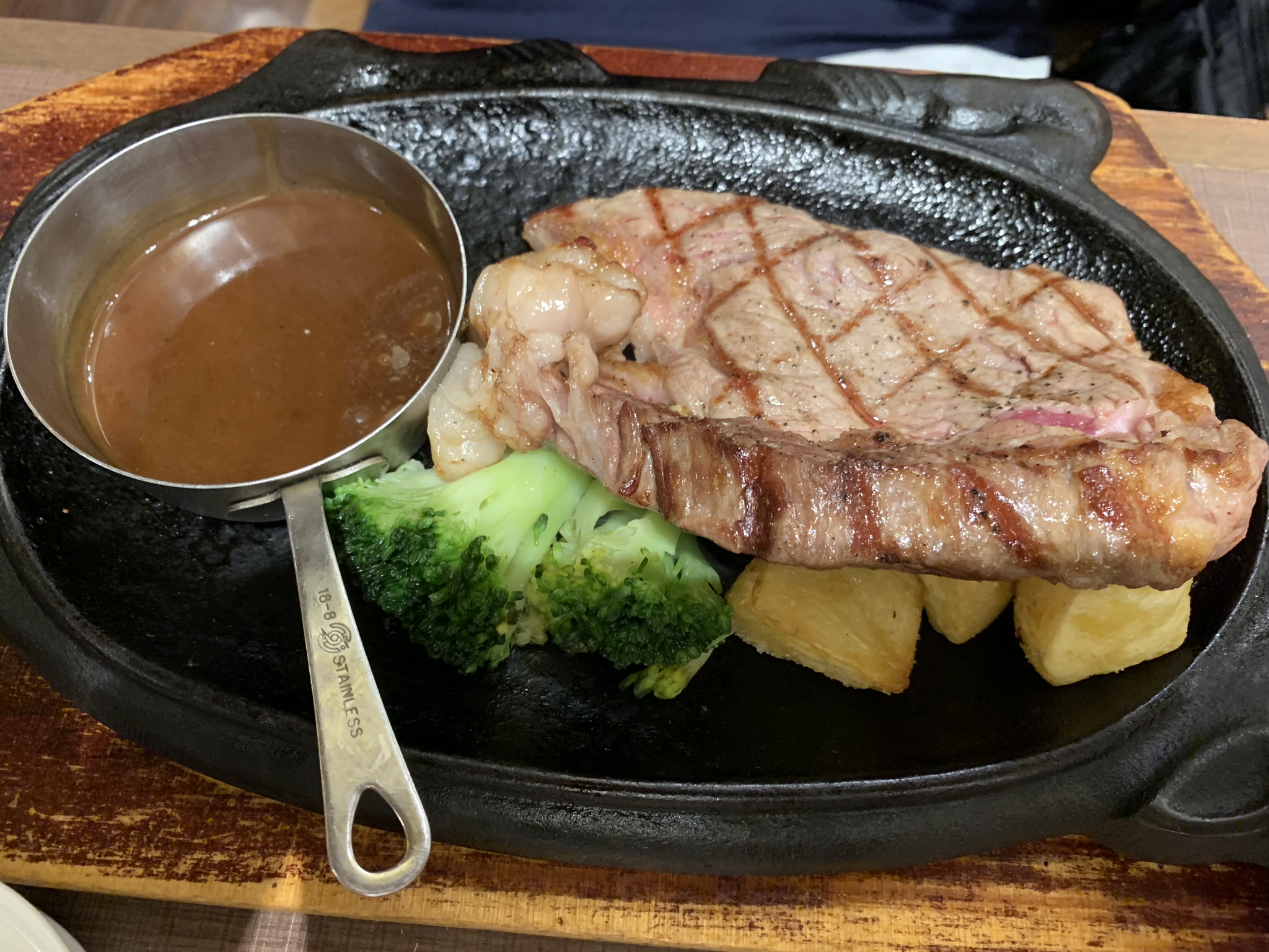 今日は吉野家の優待券を消費にステーキ店の「フォルクス」へ。値段が高めでお客さんは少なかったが