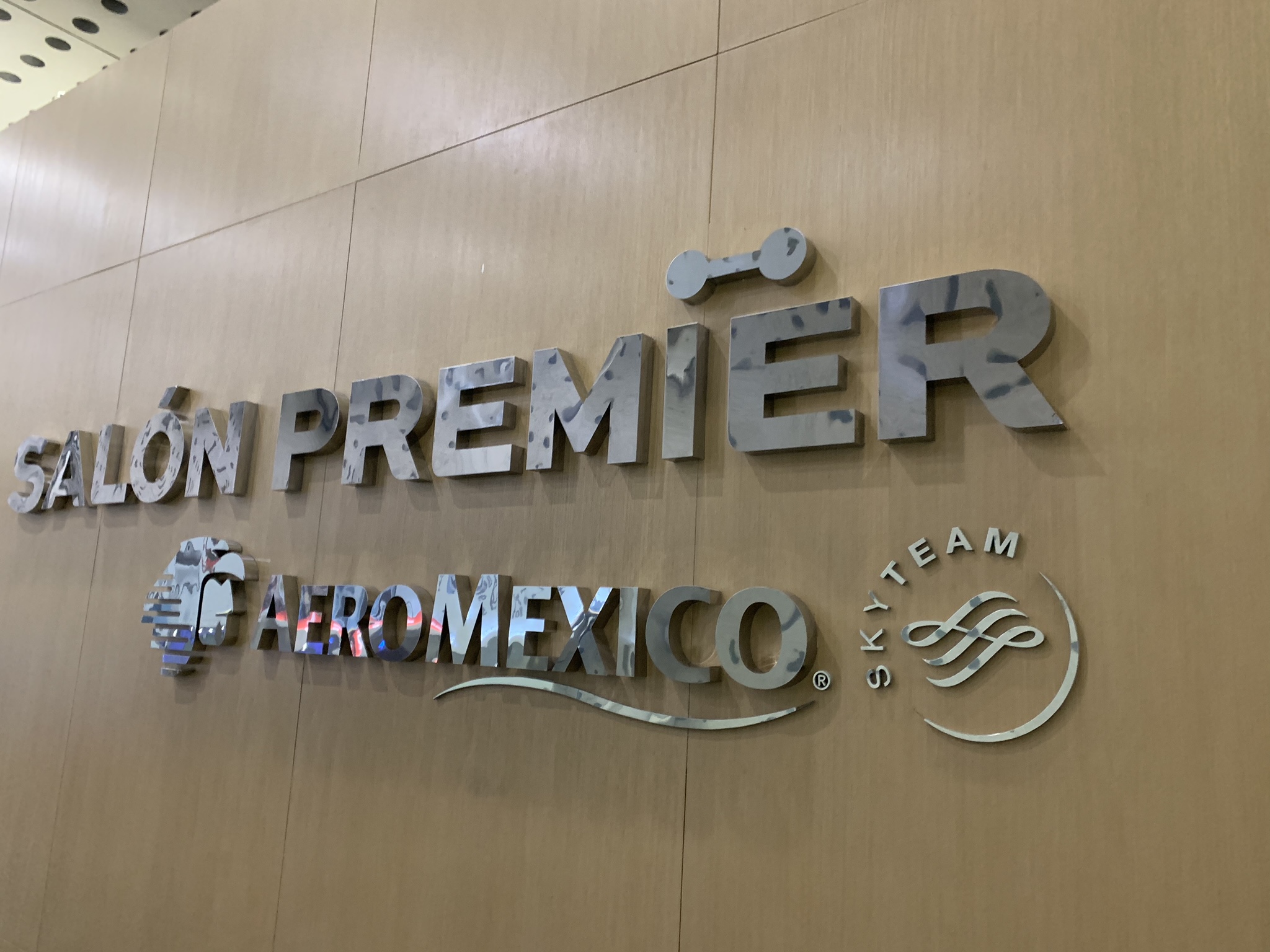 メキシコシティの空港のラウンジ「SALON PREMIER」、メキシコらしさはないが快適に過ごせます。シャワーサービスも有り