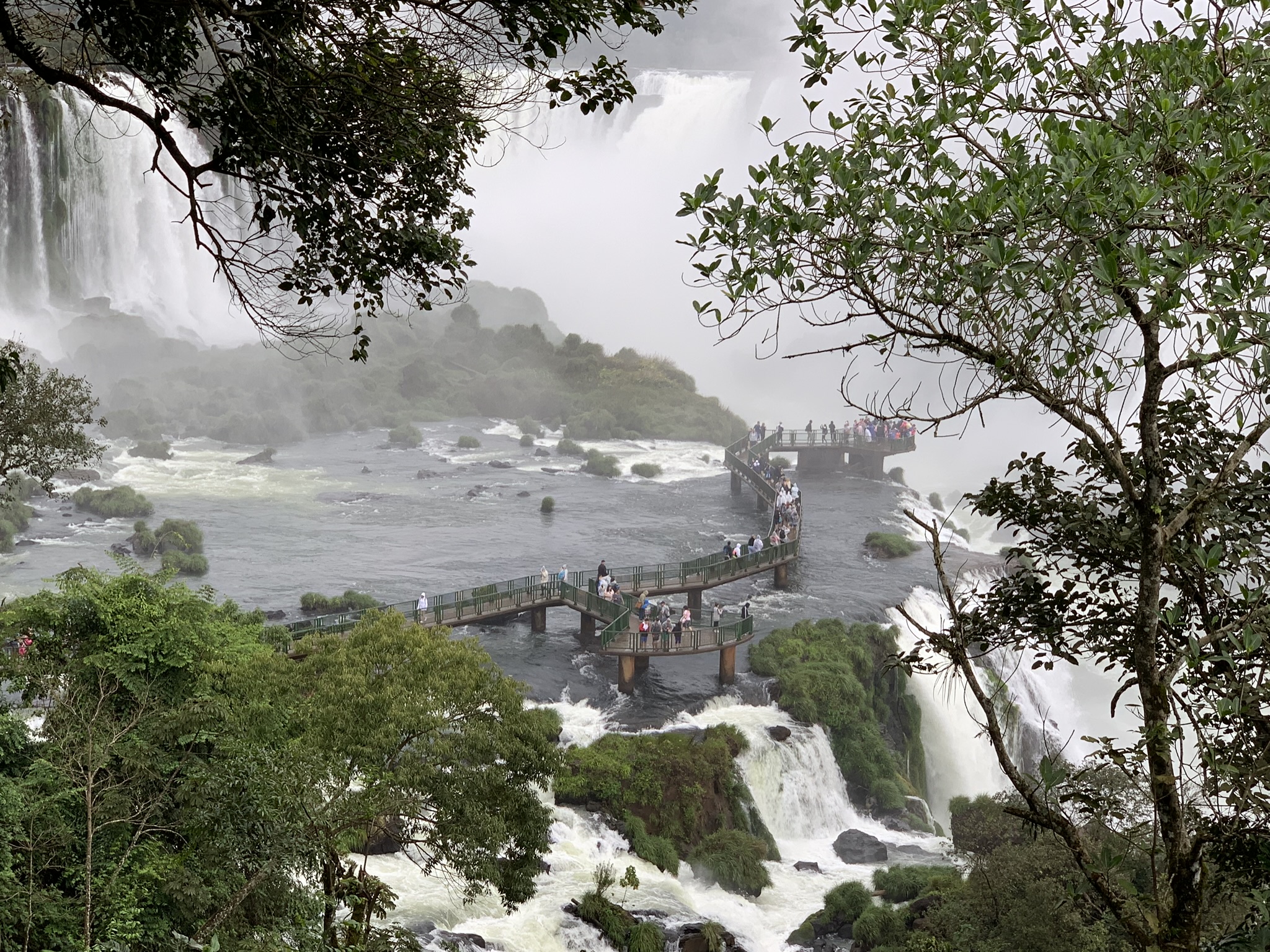イグアスの滝 ブラジル側から眺める日帰りツアー、桟橋の先端での水浴びには注意を、合羽必須