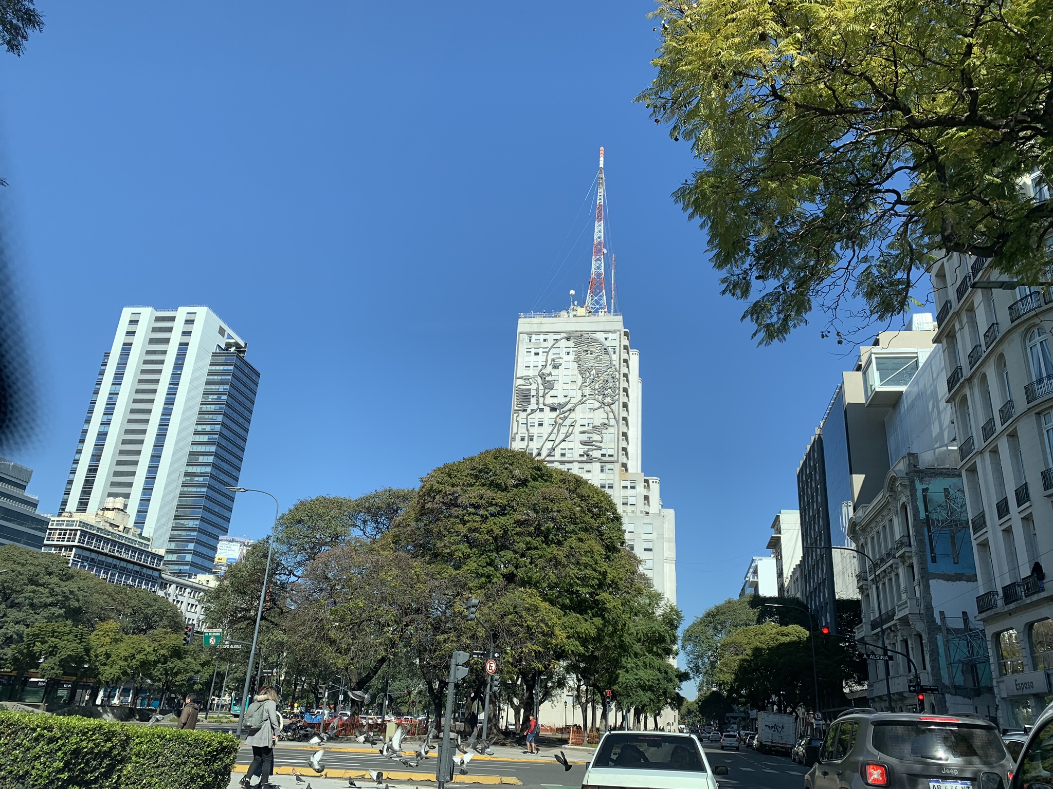 アルゼンチン側のイグアスの空港は郊外のひなびた空港。ブエノスアイレスでエバペロンのビル壁画を見て来たこと実感
