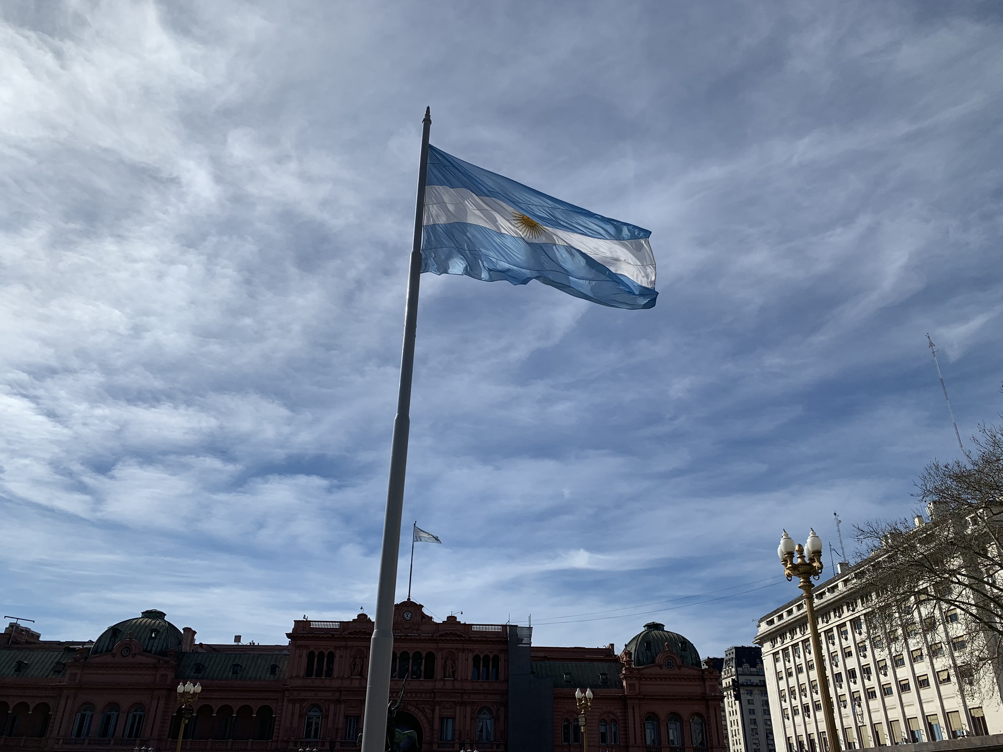 アルゼンチンの観光スポットは5月広場とカミニート地区かな。青い空に国旗が似合う。翌日は選挙で買い物天国に変身