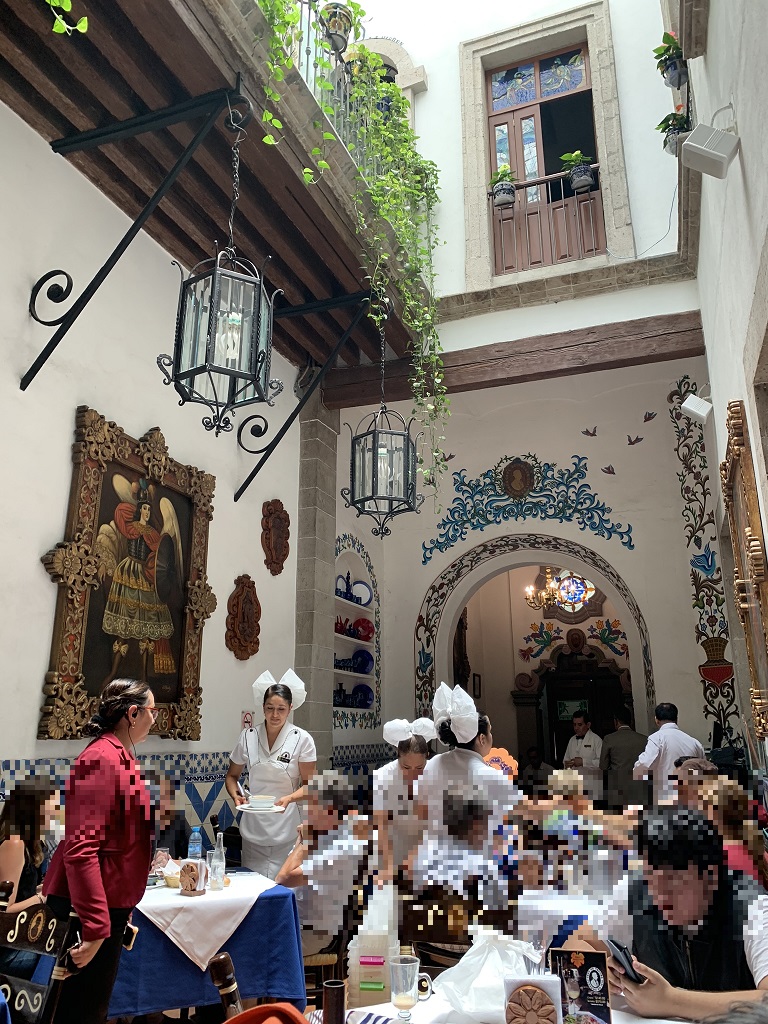 カフェ・デ・タクバは清潔感のあるお店。だけどメキシコシティでのタコス、出来立てを店先で立って食べる立ちタコスが一番おいしい？
