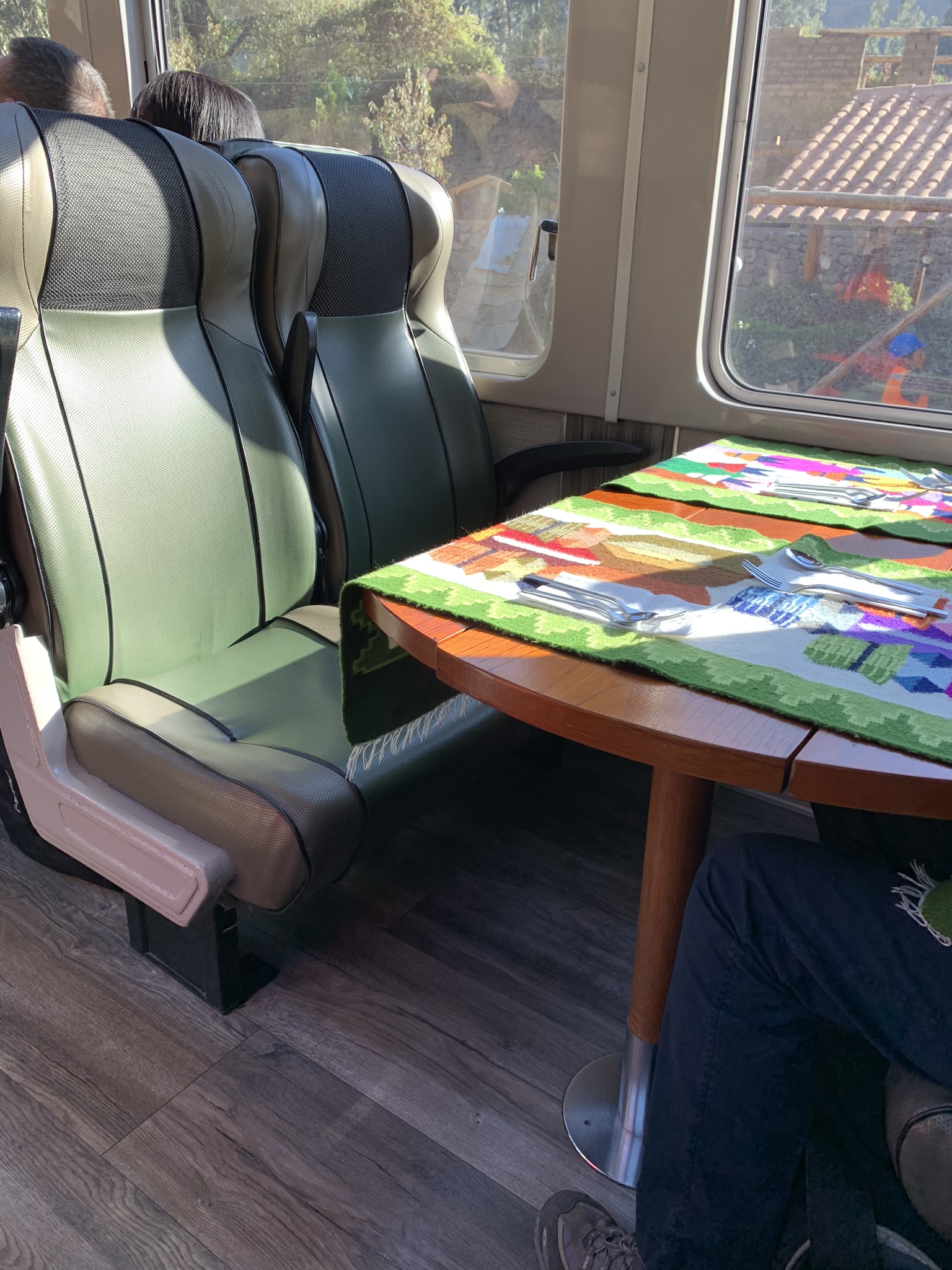 マチュピチュ行き観光列車のこと、2時間の出発遅延でも社内で車内販売のファッションショーとは、驚きのペルーレイルでした