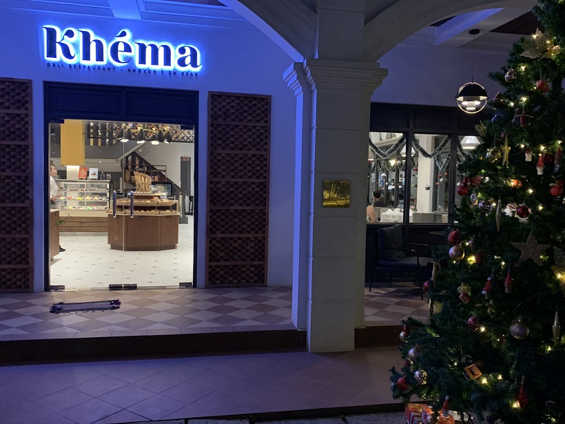 シュムリアップにこんなレストランがあるなんて。名前は「Khema」（ケーマ・アンコール）。セーヌ川が流れていればそこはパリ