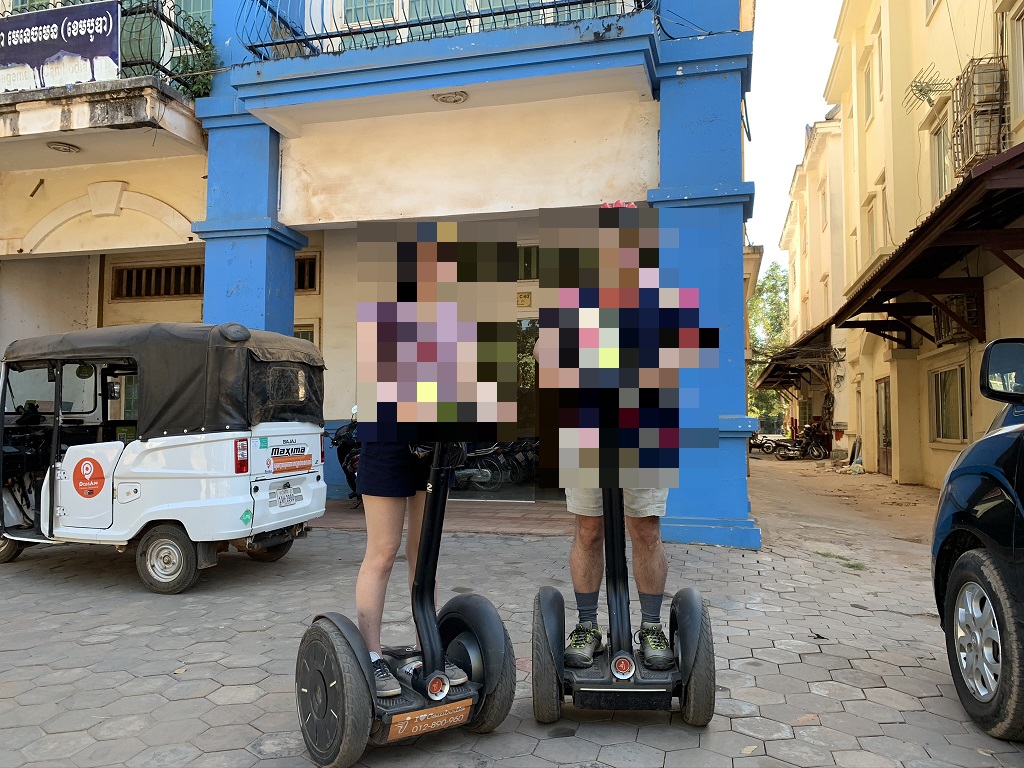シェムリアップのセグウェイツアー、公道をトゥクトゥクや車に交じって疾走、いや－楽しいアクティビティでした