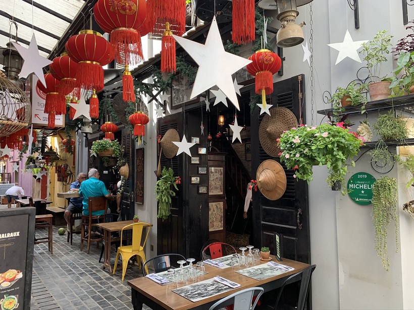 シェムリアップの路地裏のクメール料理の老舗でランチ。センスの良いここはパリと間違うばかりの小径。大晦日の夜の混雑は半端ない
