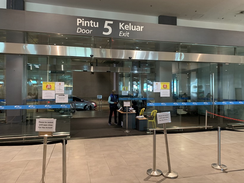 シェムリアップ空港は「プラザ プレミアム ラウンジ」あり。ヌードルコーナーも。クアラルンプール空港のGrabは出口5番へ行くべし
