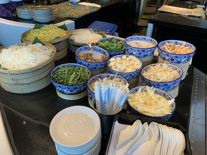 ヒルトン・クアラルンプールのカクテルタイムのラウンジは満席で大盛況。朝食は麺コーナーの充実ぶりが素晴らしい