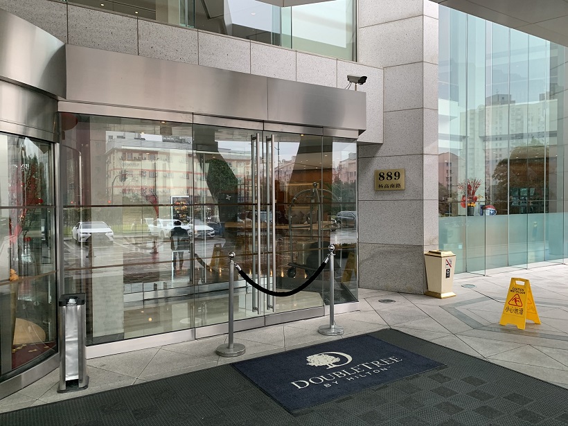 上海の浦東空港へ深夜着でも、空港タクシーはうじゃうじやいる。「DoubleTree Pudong」までは50分。部屋のアップグレードなし