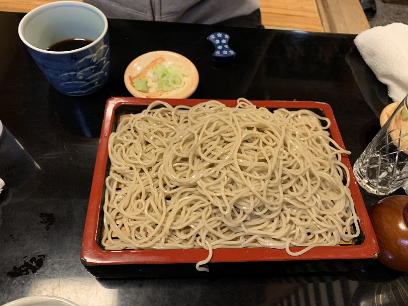 世間は新型コロナウィルスで騒然、老舗の蕎麦屋はそんな騒動とは無縁の空気が流れている。今日も「室町 砂場 赤坂」で蕎麦をたぐる