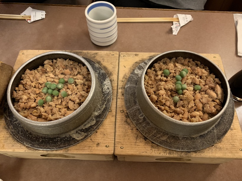 こんなお客さんの少ない銀座の「ニュー鳥ぎん」は初めて見た。だけど、鳥皮の焼き鳥のおいしさに感動したんだな。
