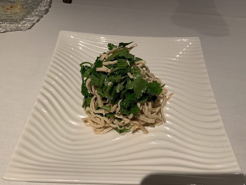 今日もなじみのお店を支援するために「中国飯店 六本木店」に赴く自分。そして、黄金のメニューを注文。来週は休業するとは残念無念