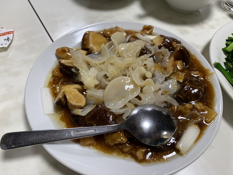 白きくらげが、味芳斉に登場とは何事。免疫力アップには白きくらげが効くとのこと。コロナ退治には、ピーマンレバーの方がよいと思う