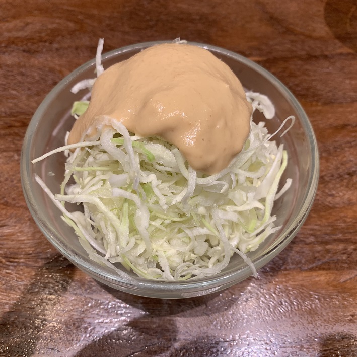 今日もステーキてっぺいで夕食を。名物のきゃべつの千切りのソースが“ニンニクのソフトクリーム”とはまいったな