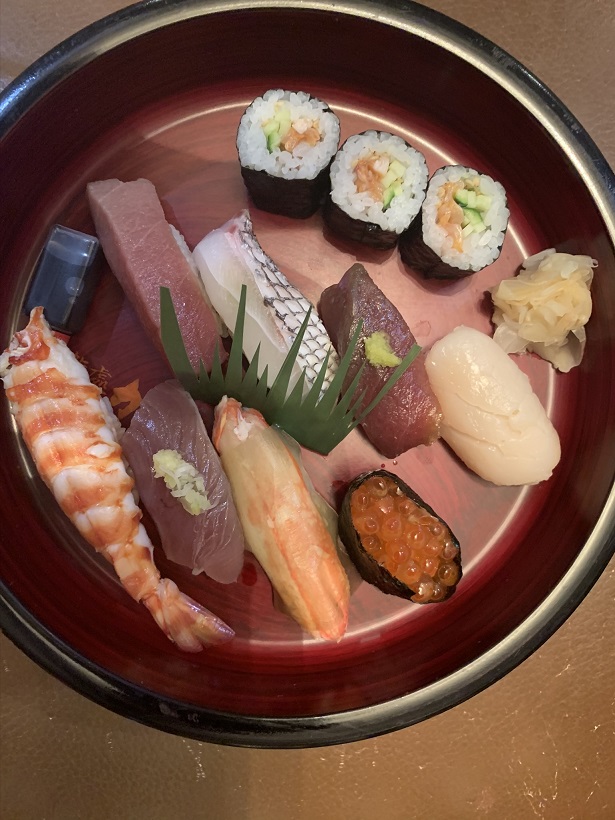 J-WAVEでまさかの寿司のデリバリーの紹介が。乃木坂の鮨處「かざま」で1人前3,500円。シャリが立っていたんだな、まさにシャリは命