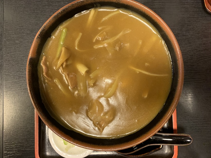 麻布十番の「永坂更科布屋太兵衛」のカレーそばは値段もかなりの重量級