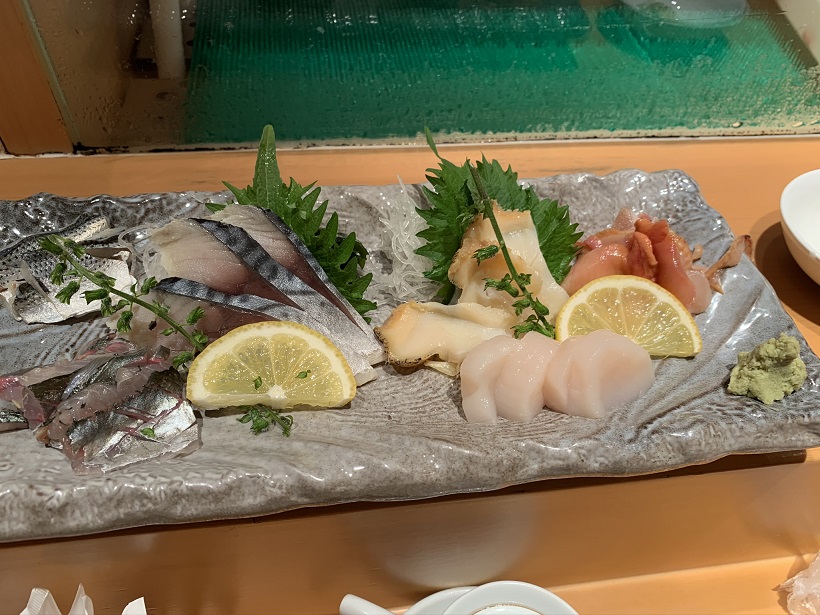 連れが今日はお寿司が良いと、それでは赤坂の「すし好」に直行。我々の前の職人、大丈夫か？1人前注文でも2人前を出してくるとは