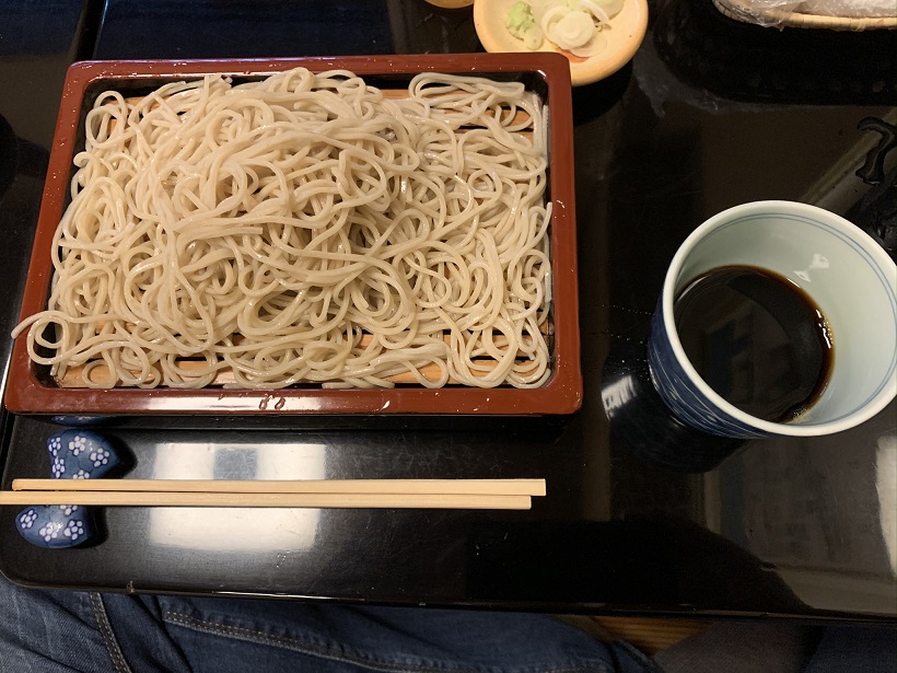 まったりと土曜日のランチは赤坂砂場で蕎麦をたぐる幸せ。だけど、行列と黒塗りが待っている蕎麦屋も珍しいと思うのですが