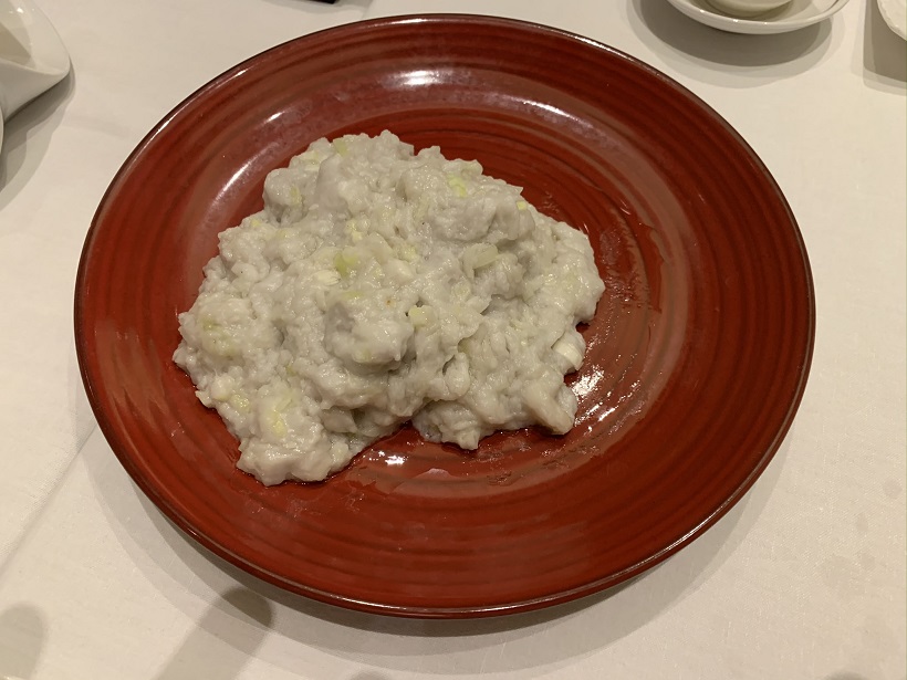 週末は梅雨空の中、中国飯店さんで“里芋の葱油炒め”と“黒酢酢豚”を食す。そして、黒いチャーハンも忘れずにね