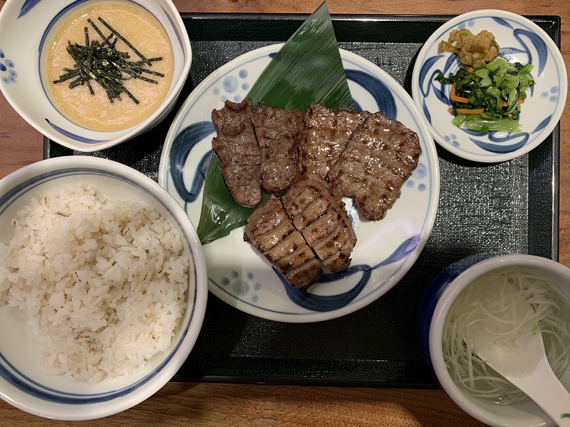 今日は牛タンの“ねぎし”で牛タン三種盛りセットを食す。最後は牛タン1切れ残し、麦めしにとろろをかけ回せば、最高の締めご飯