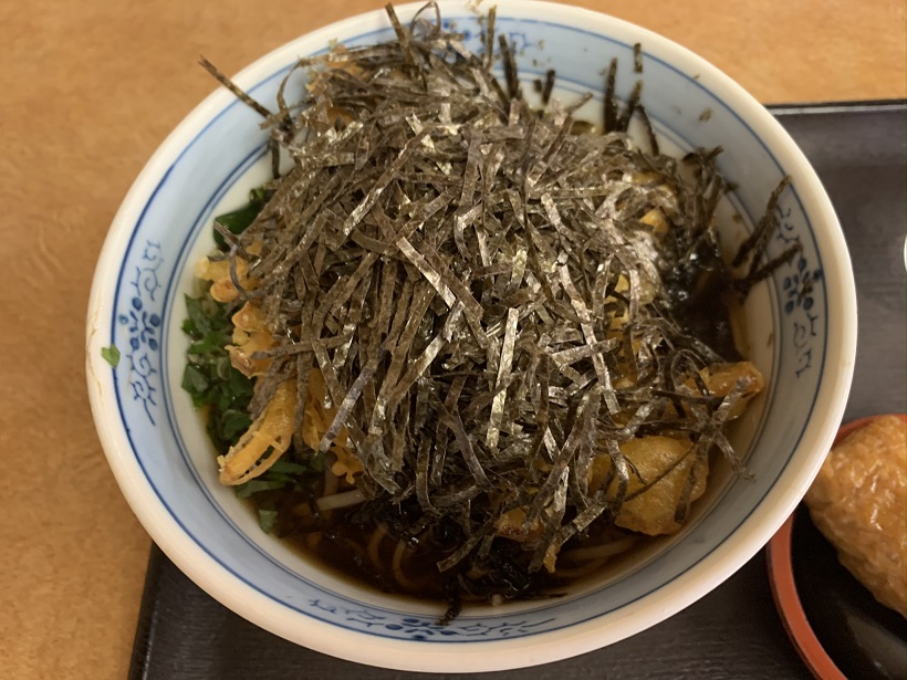 あの小山薫堂さんから立ち食い蕎麦の頂点と言わしめるお店とは、東京は虎ノ門にある「峠そば」、昭和チックな店構え