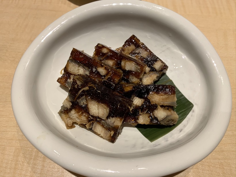 「赤坂ふきぬき本店」でうな重の“梅”を食す。これに煮凝りと骨せんべいがあれば、人生の至福の時