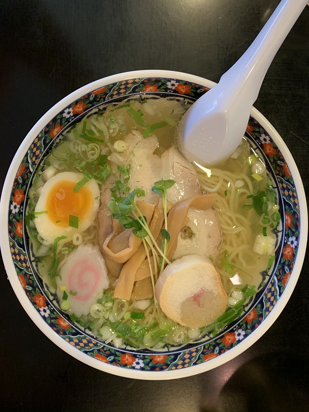 函館到着後のまずは一食は、“地元客に愛される、シンプルだけど奥深い味”の塩ラーメンの「あじさい本店」でしょう