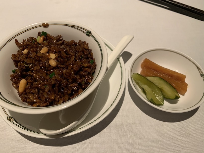 北海道旅行の海鮮三昧から離れて、東京ではやはり中国飯店で里芋の葱油炒めと黒いチャーハンを食べないとはじまらないだろう