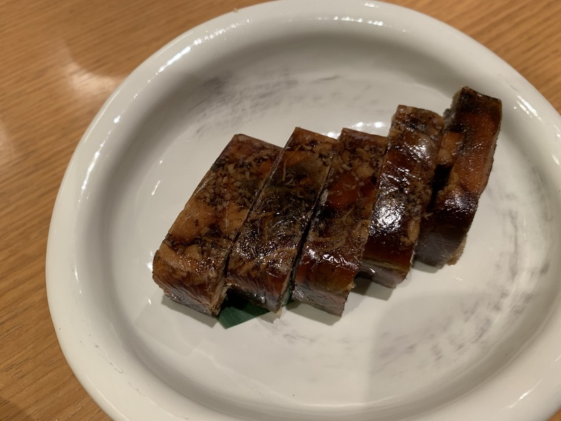 シルバーウィークの都心のレストラン、客足はもどっている。赤坂の「ふきぬき」でうな重を食す。今日は骨せんべいがないとは。