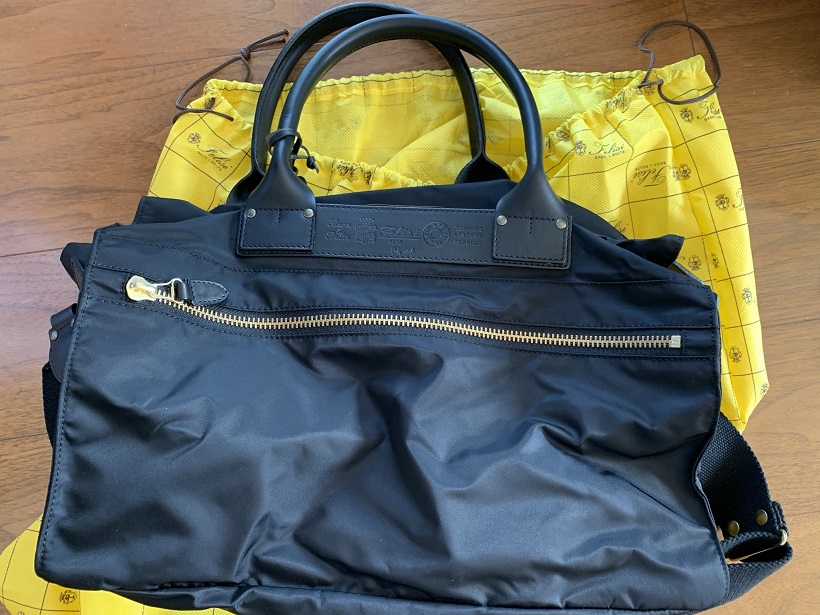 1年間入荷待ちだった平松洋子さん愛用のFelisiの旅行バックが入荷。ユナイテッドアローズの株主優待券の15%割引で意を決して購入