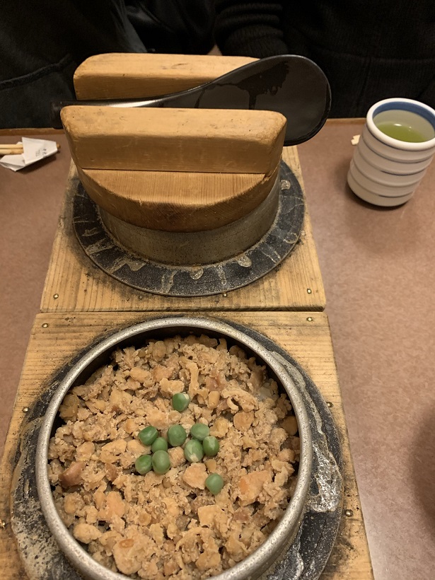 今日も銀座の裏通りで妖しい光を放つ「ニユー鳥ぎん」で鳥釜めしを食す。旨し。まさか、ぐるなびで予約できるとは