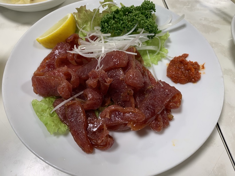 芝大門にある日本一の町中華の「味芳斉 支店」に5ケ月ぶりの訪問。黄金の3皿以外に、今日は腸詰でビールがグイグイすすむ