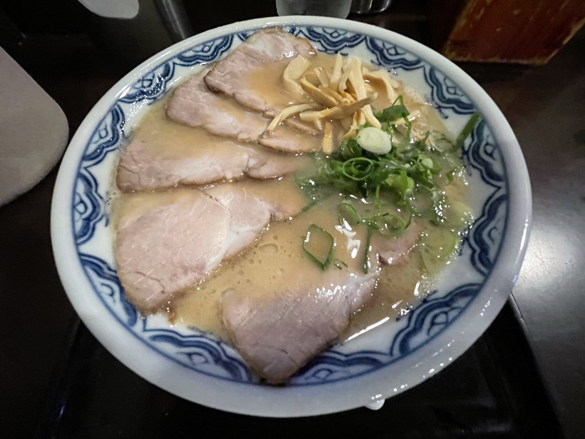 西麻布の名店・博多ラーメンの「赤のれん」さんでラーメンを一杯。スープはコッテリながらもサッパリ。最固の麺は、粉おとしとは