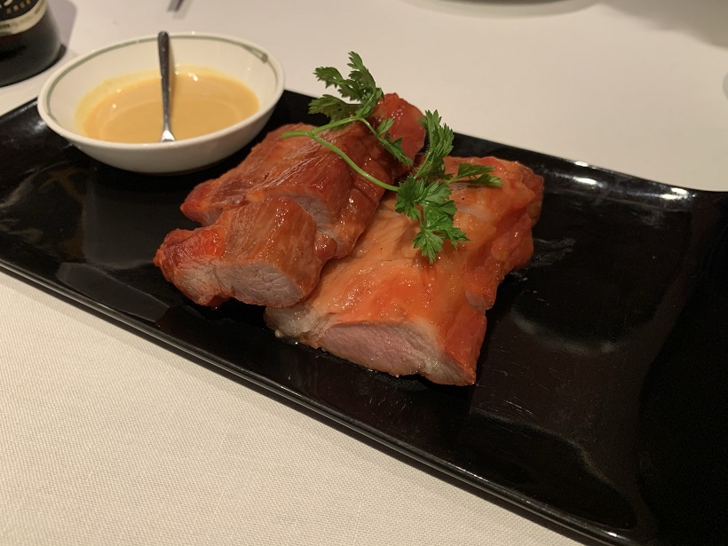 ２ケ月ぶりの中国飯店です。今日は前菜を“岩中豚の特蜂蜜チャーシュー”に変更。これがうまいんだな。黒いチャーハンも忘れずに