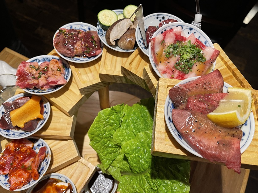 熟成焼肉「肉源」で名物の10段盛りコースを食す、恐るべし“物語コーポレーション”