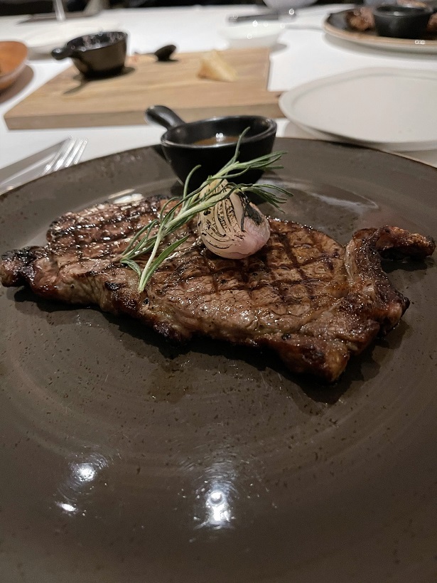 ANAインターコンチネンタルホテル東京のザ・ステーキハウスでUSサーロイン200gを食す。ワインがすすんでお財布にはたまらんな