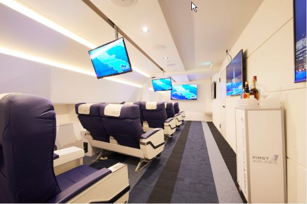 池袋に国際空港オープン、ファーストクラスに乗って世界を巡る旅を提供とは、ファーストエアラインズのサービスは大盛況