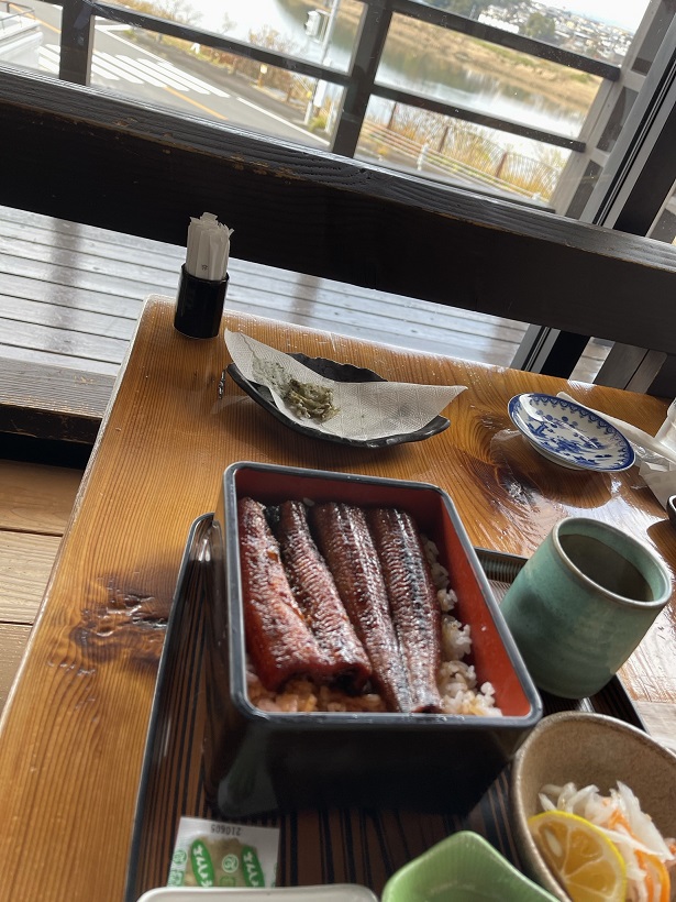 四万十で有名なうなぎ屋さん「四万十屋」でうな重を食す、豪快に焼き目をつけた男気あふれる鰻